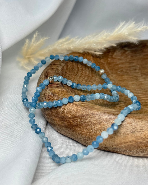 Dunkles facettiertes Aquamarin-Armband mit 3 mm Perlen und 925 Silberperle, elastisch, Umfang 17 cm