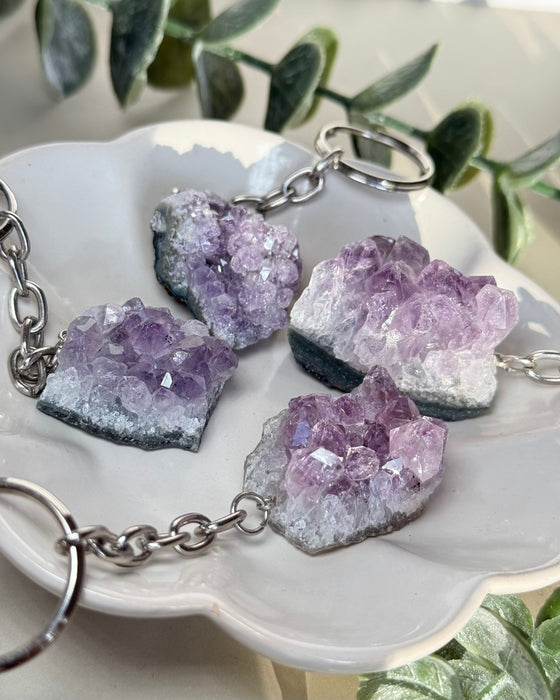 Amethyst Stufe roh Schlüsselanhänger mit natürlicher Kristallstruktur, violetter Edelsteinanhänger