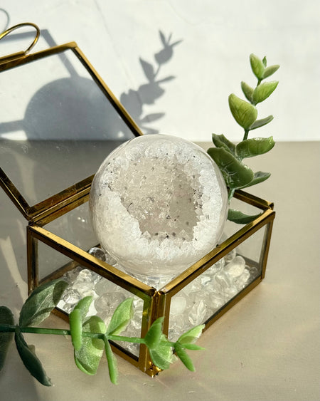 Achatkugel mit Druse 5,1 cm Durchmesser, Naturstein Kugel mit Kristallöffnung und Bänderung