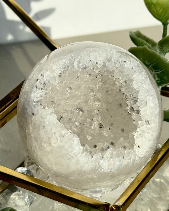 Achat Kugel mit Drusenöffnung Ø 5,1 cm, dekorative Edelsteinkugel mit funkelnder Kristallstruktur