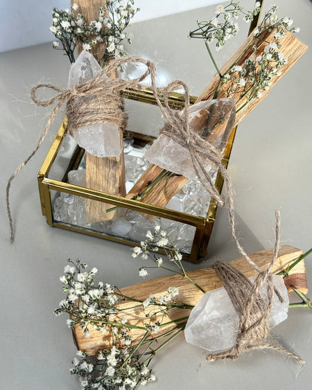 Palo Santo Set gebunden mit Bergkristall und Schleierkraut, Räucherbündel für Ritual und Selfcare