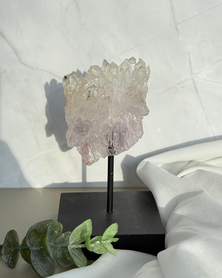 Amethystrose roh auf Holzständer, Stein 5,5 cm, Gesamthöhe 10,4 cm, violette Kristall Deko