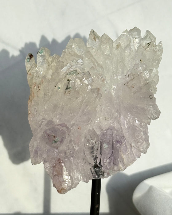 Rohes Amethyst Rosettenstück auf Holzsockel, 10,4 cm hoch, Naturstein Deko mit Amethystkristallen