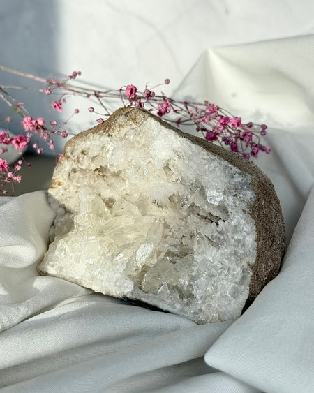 Calcit-Geode naturbelassen 6,6 cm hoch und 9,6 cm breit, Kristallgeode als Deko