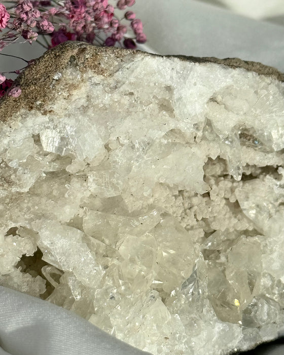 Geode aus Calcit mit kristalliner Innenstruktur, Maße 6,6 × 9,6 cm, Naturstein Unikat