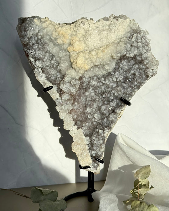 Amethystrose auf Ständer 23 cm hoch, Kristall 17 x 14 cm, violette Kristall Deko als Unikat