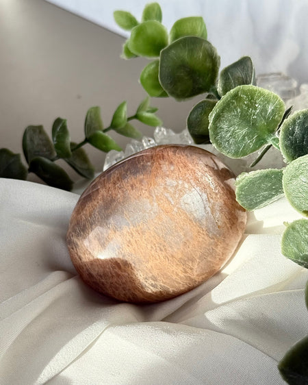 Mondstein Handstein ca. 6 cm, polierter Naturstein zum Halten und für Selfcare