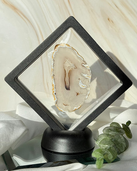 Achatscheibe in modernem Schweberahmen mit transparenter schwebender Optik als stilvolle Naturdeko