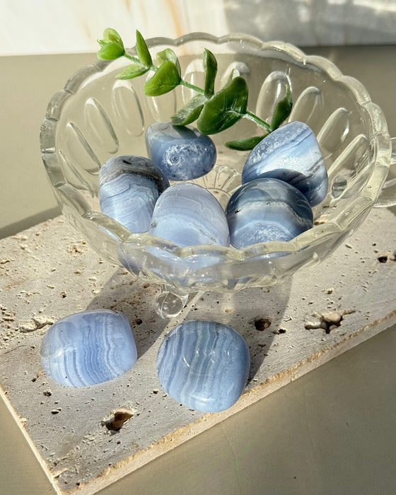 Blauer Chalcedon Trommelstein – Sanfte Klarheit in natürlicher Harmonie