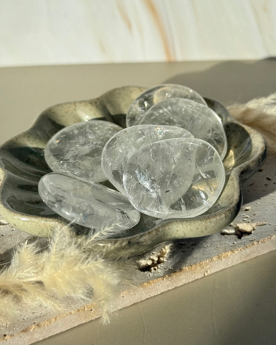 Bergkristall Scheibenstein – Klare Schönheit in sanfter Form