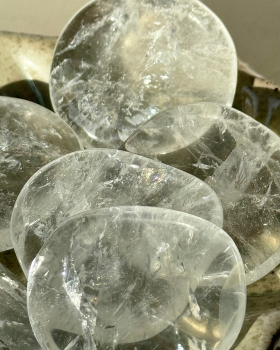 Bergkristall Scheibenstein – Klare Schönheit in sanfter Form