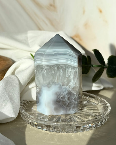 Achatspitze poliert mit natürlicher Bänderung dekorativer Edelstein Kristall