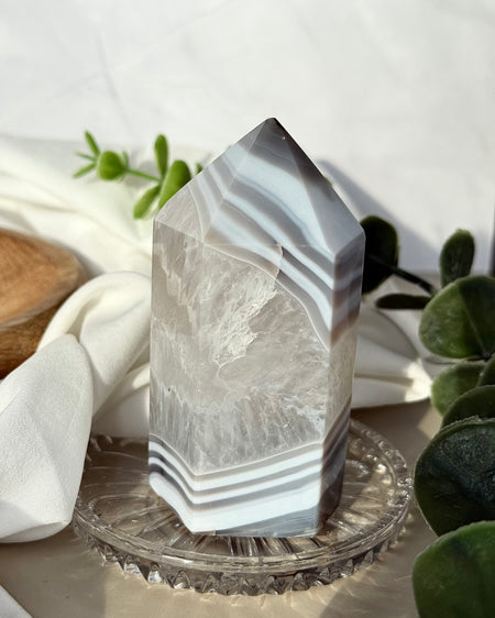 Achatspitze mit Bänderung poliert – natürlicher Edelstein in eleganter Spitzenform
