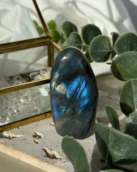 Leuchtender Labradorit Naturstein Freiform mit blau grünem Farbspiel