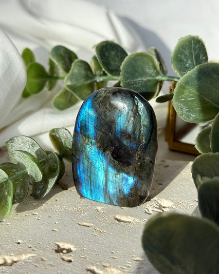 Labradorit Freiform mit Flash poliert – schimmernder Edelstein in natürlicher Form
