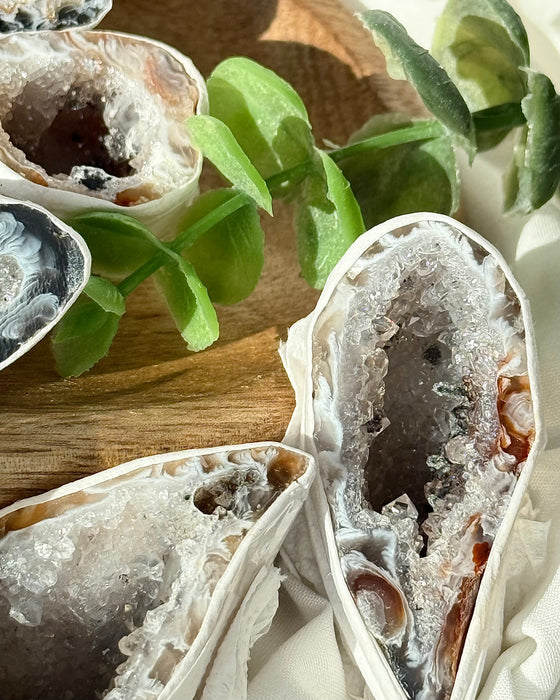 Mini Glücksgeode Achat mit glitzerndem Kristallkern Nahaufnahme