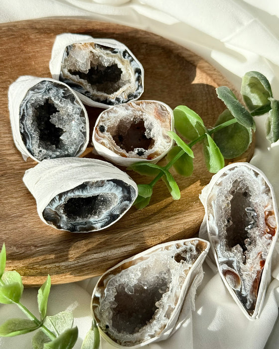 Kleine Achat Geode geöffnet mit funkelnden Kristallen im Inneren Naturstein