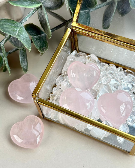 Transparentes Rosenquarzherz aus echtem Naturstein in zartem Roséton, ca. 2,5 cm breit, fein poliert