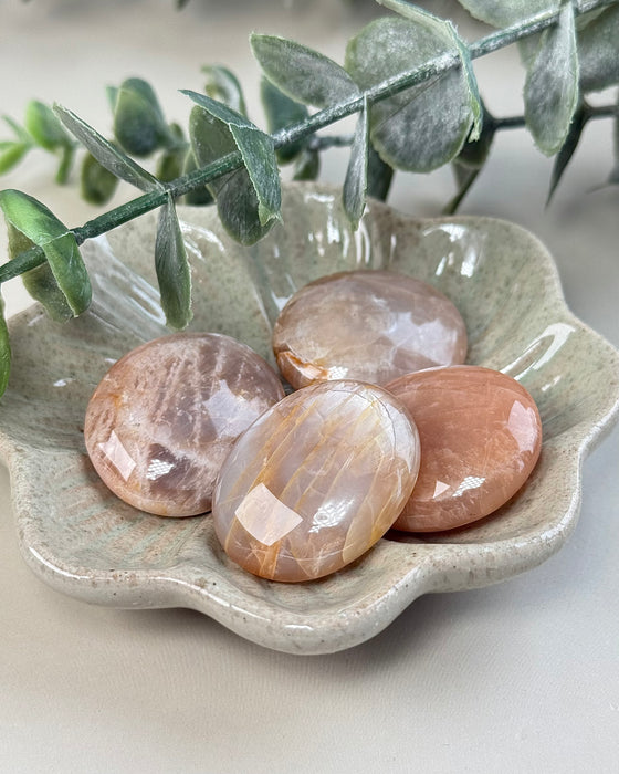 Mondstein Taschenstein aus echtem Naturstein, glatt geschliffen, ca. 3,5 cm Länge, milchig schimmernd