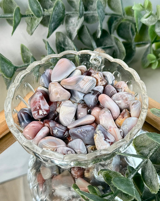 Rosa Botswana-Achat Trommelstein klein, glatt geschliffen, ca. 2 cm groß, Naturstein