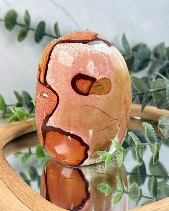 Polychrom Jaspis Freiform mit polierter Vorderseite und roher Rückseite, Naturstein, Höhe ca. 9,2 cm