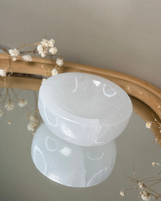 Kleine Selenit Schale aus Naturstein mit lichtdurchlässiger Struktur, Durchmesser ca. 6 cm