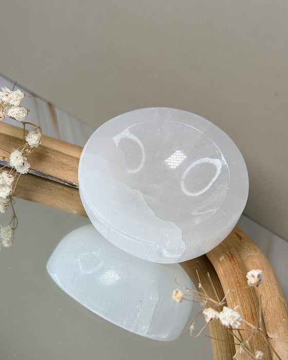 Zarte Selenit Edelsteinschale klein als Ablage für Schmuck und Kristalle