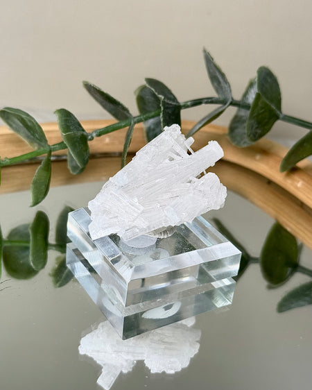Scolezit Rohkristall auf klarem Acrylsockel mit feiner nadelartiger Struktur