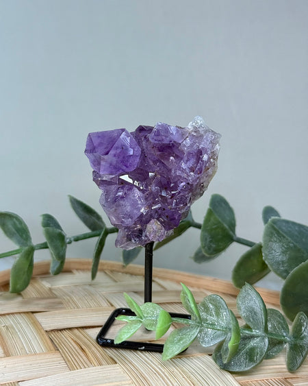 Amethyst Kristall auf Metallständer mit violetten Spitzen, Gesamthöhe ca. 7,8 cm