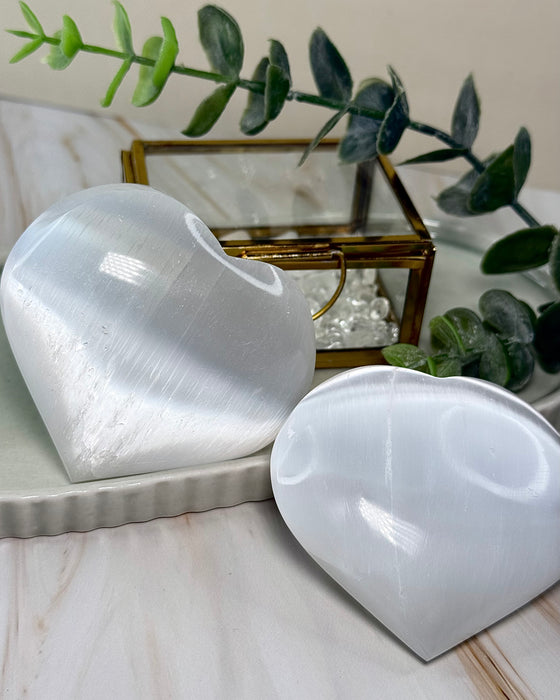 Selenitherz aus Naturstein mit lichtdurchlässiger Struktur, Breite ca. 7,5 cm