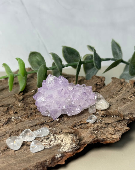 Spiritquarz Naturkristall mit funkelnden feinen Kristallspitzen, ca. 4,7 × 3,2 cm