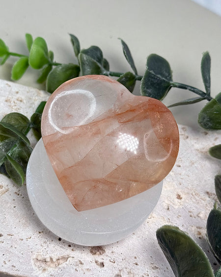 Hämatoid-Quarz Herz aus Naturstein mit warmen roten und goldenen Einschlüssen, ca. 6 cm breit