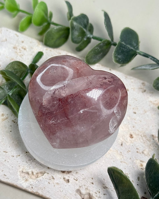 Poliertes Hämatoid Quarz Herz mit natürlichen Eisenoxidmustern