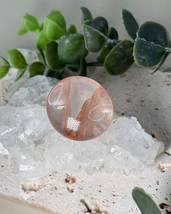 Hämatoid-Quarz Taschenstein aus Naturstein mit warmen roten und goldenen Einschlüssen, ca. 3 cm