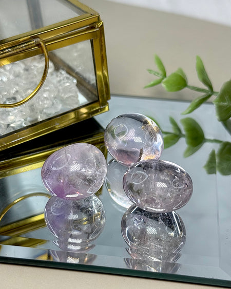 Heller Amethyst Trommelstein mit feinen Regenbögen, poliert, ca. 2,5 cm