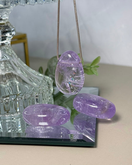 Amethyst gebohrter Stein als Natursteinanhänger, fein poliert, ca. 3 cm lang