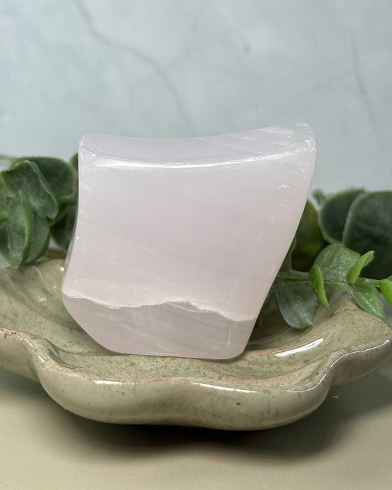 Mangano-Calcit Freiform aus Naturstein in zarten Pinktönen, ca. 6,5 × 5,5 cm