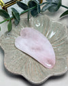 Rosenquarz Gua Sha aus Naturstein, fein poliert, sanfte Massageform