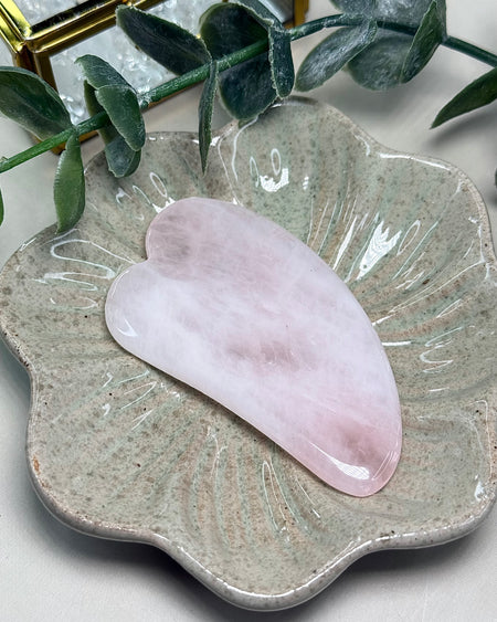 Rosenquarz Gua Sha aus Naturstein, fein poliert, sanfte Massageform