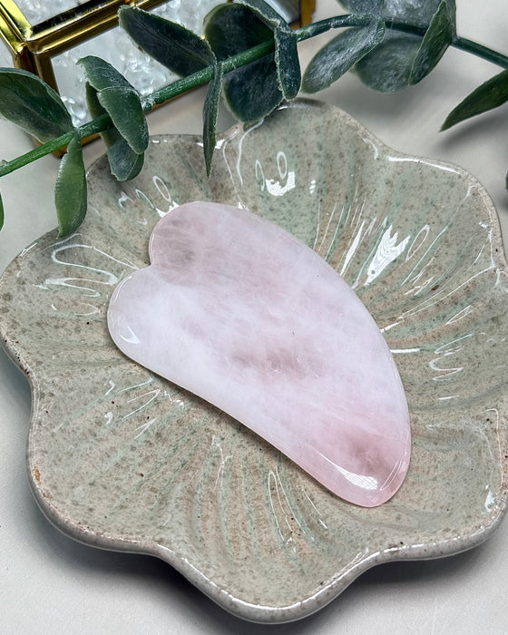 Rosenquarz Gua Sha aus Naturstein, fein poliert, sanfte Massageform