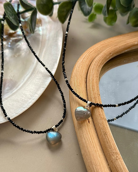 Filigrane Spinellkette mit Labradorit Herzanhänger und 925er Silberelementen in Nahaufnahme