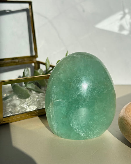 Grüne Fluorit Freiform poliert mit natürlichem Schimmer in Nahaufnahme