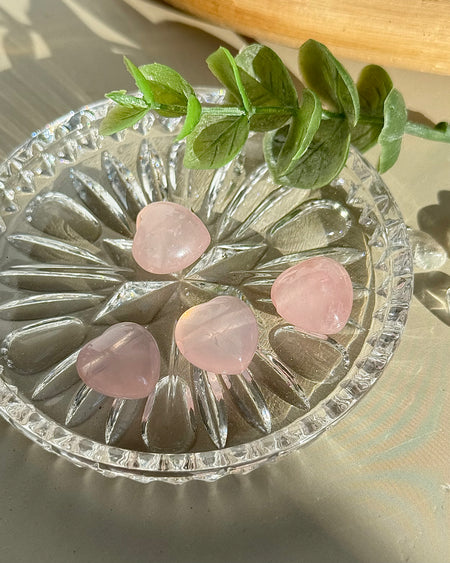 Rosenquarz Herz Anhänger gebohrt in sanftem Roséton Nahaufnahme