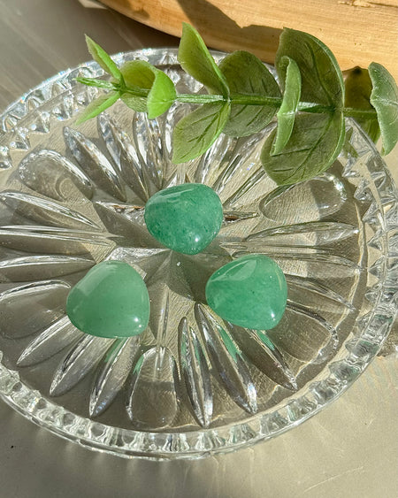 Aventurin Herz Anhänger gebohrt in frischem Grünton Nahaufnahme
