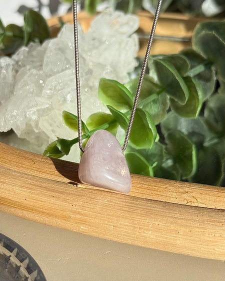 Kunzit Anhänger gebohrt in zartem Roséton Nahaufnahme