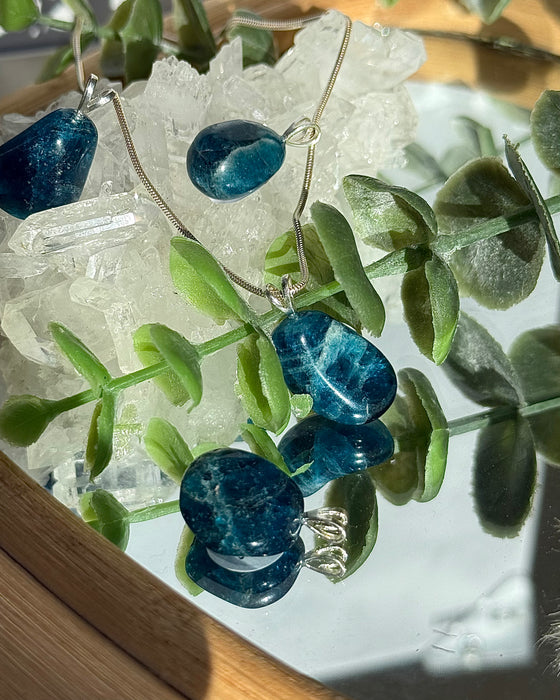 Apatit Anhänger mit 925er Silber Doppelöse in leuchtendem Blau Nahaufnahme