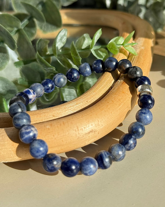 Sodalith Armband für Männer mit 8 mm Perlen und 925er Silberperle Nahaufnahme