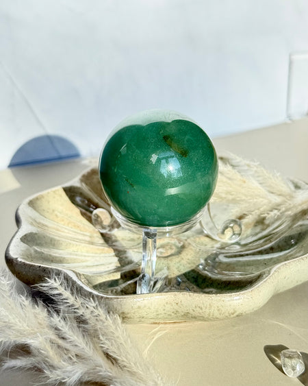 Polierte Aventurin-Kugel in natürlichem Grünton mit sanftem Glanz