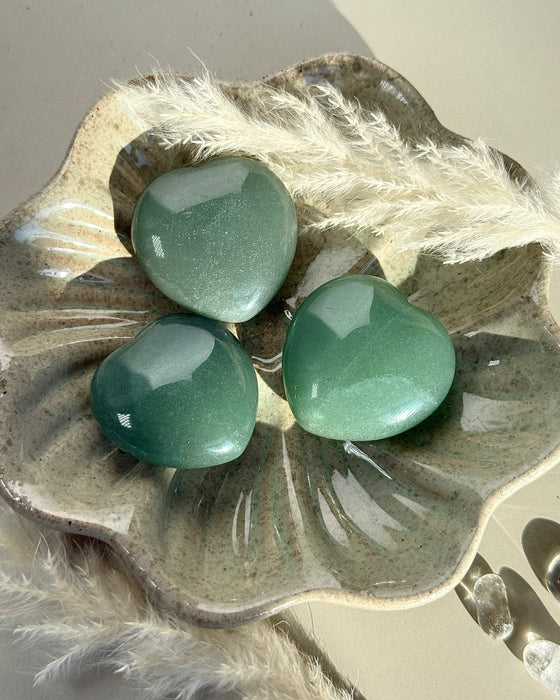 Poliertes Aventurin-Herz in sanftem Grünton aus Naturstein