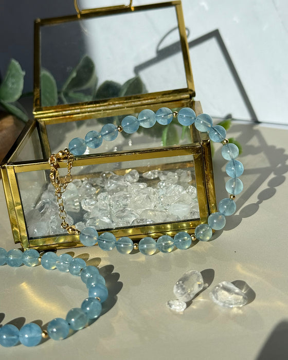 Aquamarin Perlenarmband mit 6 mm Kugeln und vergoldeten 925 Silberperlen